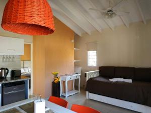 uma sala de estar com um sofá e uma cozinha em El Naranjero Apart em Carpintería