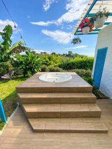 - un patio avec un évier sur une terrasse en bois dans l'établissement La Querendona Alojamiento Cafetero, à Pereira