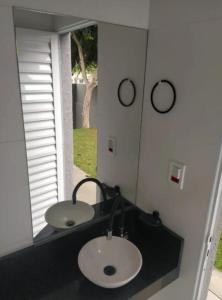 bagno con 2 lavandini e specchio di Casa de Praia da Lara a Piúma