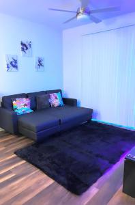 un soggiorno blu con divano e tappeto di Modern comfort at The Domain Austin ,Texas ad Austin