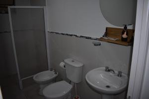 W łazience znajduje się toaleta, umywalka i prysznic. w obiekcie Ukiyo Apart w mieście San Salvador de Jujuy