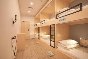 Habitación pequeña con literas. en Swan's Journey International Youth Hostel - Changsha Wuyi Square IFS IFC, en Changsha