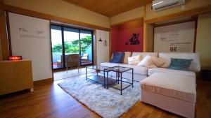 熱海市にあるAlivio ATAMIのリビングルーム(白いソファ、テーブル付)