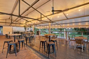 un grupo de mesas y sillas en una tienda de campaña en Windmill Motel & Events Centre en Mackay