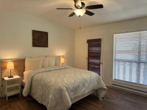 En eller flere senge i et værelse på Grandview 7 Townhouse