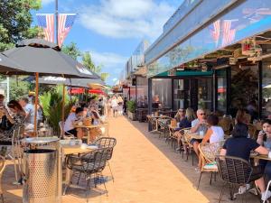 Restoran atau tempat lain untuk makan di Orewa Motor Lodge