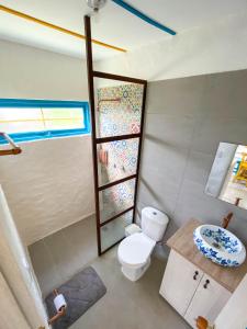 La salle de bains est pourvue de toilettes et d'un lavabo. dans l'établissement La Querendona Alojamiento Cafetero, à Pereira