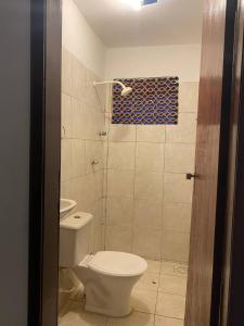 uma casa de banho com um WC e um lavatório em Morada dos Ventos em Fortaleza