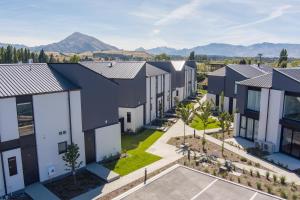 uma vista aérea de uma fila de casas em Alpine Junction Townhouse Apartments, Lodge & Hotel em Wanaka