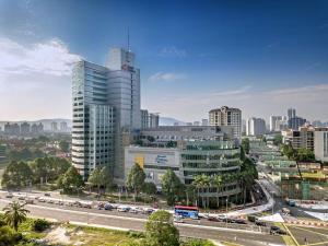 een stad met een snelweg voor een hoog gebouw bij The Nova by The City Collection in Kuala Lumpur