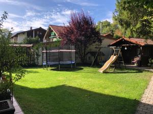 einen Hof mit einem Spielplatz mit Rutsche in der Unterkunft Gästehaus Staller in Ruhpolding