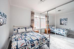 1 dormitorio con cama y espejo en SuffStay en Ipswich