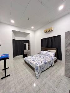 Кровать или кровати в номере Juzt Homestay Kpg Boyan
