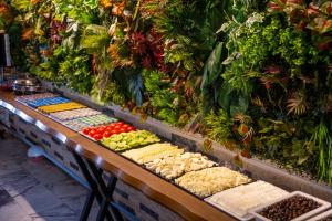 un’esposizione di cibo su un tavolo in un negozio di Istanbul Nova Hotel a Istanbul