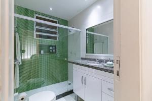 uma casa de banho com um chuveiro, um WC e um lavatório. em Vinicius de Moraes Ipanema Apartment no Rio de Janeiro