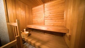 a small wooden sauna with a bucket in it at Alivio ATAMI in Atami