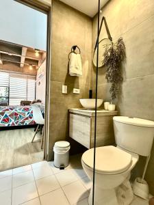 La salle de bains est pourvue de toilettes et d'un lavabo. dans l'établissement Prime Laureles Location with Air Conditioning, à Medellín