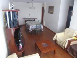 ein Wohnzimmer mit einem Sofa und einem Tisch in der Unterkunft apartamento san martin in Quito