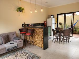 eine Küche und ein Wohnzimmer mit einem Sofa und einem Tisch in der Unterkunft BrotasLoft in Brotas