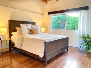 Un dormitorio con una cama grande y una ventana en Astonishing view at Poás Volcano slopes: Casa Lili, en Grecia