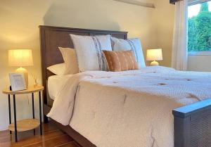 a bedroom with a large bed with pillows and two lamps at Astonishing view at Poás Volcano slopes: Casa Lili in Grecia