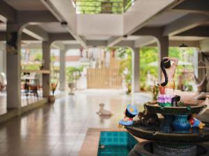 una fontana al centro di una stanza con un pavimento di Chiangmai Inn Guest House a Chiang Mai
