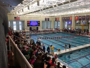 una multitud de personas mirando una piscina en Holiday Inn Express Selinsgrove, an IHG Hotel, en Shamokin Dam