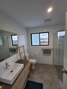 Bilik mandi di New 5 bedroom house in Rousehill