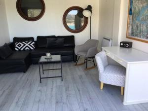 薩維訥的住宿－Rez de plage-Canoé+Paddle-70m²，客厅配有黑色沙发和桌子