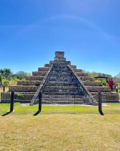 eine Pyramide in der Mitte eines Feldes in der Unterkunft La Familia # in Aguada