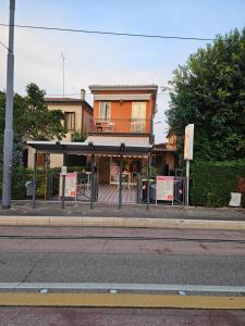 una parada de autobús al lado de una calle en Singolo Mini Apartamento en Padova