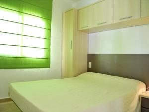 een slaapkamer met een wit bed en een raam bij Apartamento Llançà, 2 dormitorios, 6 personas - ES-228-33 in Llança