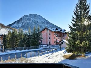 a resort with a mountain in the background at Appartement Montgenèvre, 2 pièces, 6 personnes - FR-1-266-217 in Montgenèvre