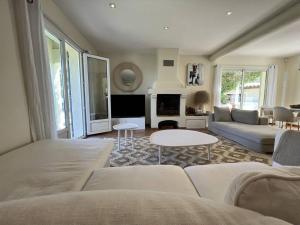ein Wohnzimmer mit einem Sofa und einem Tisch in der Unterkunft Villa La Croix-Valmer, 5 pièces, 8 personnes - FR-1-726-32 in La Croix-Valmer