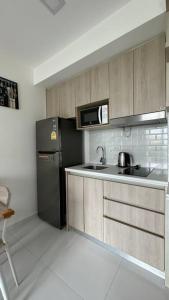 Kuchyň nebo kuchyňský kout v ubytování Cosy 1 bedroom apartment Pratamnak area