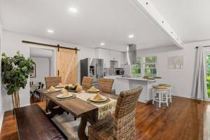 uma cozinha e sala de jantar com mesa e cadeiras em The Oak House em Charleston