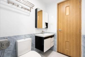 ホーチミン・シティにあるThe Silver Gold View Apartmentのバスルーム(トイレ、洗面台付)