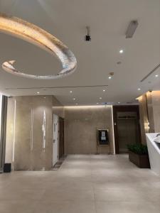 smilehomesdxb في دبي: لوبي كبير وثريا كبيرة في مبنى