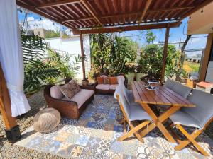 un patio al aire libre con mesa de madera y sillas en BUENAVISTA AMAZON LODGE, en Tarapoto