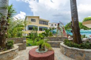 een huis aan het strand met een resort bij Estancia Las Mercedes in San Felipe de Puerto Plata