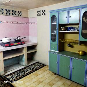 Η κουζίνα ή μικρή κουζίνα στο Homestay Hajah Rosnah