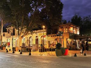 una calle con un edificio con luces delante en Departamento en calle Arístides, mejor zona turística en Mendoza