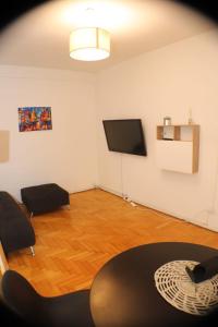 Habitación con TV de pantalla plana y mesa. en Universidad Maimonides Apartamento 2 amb en Buenos Aires