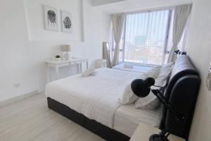 a bedroom with a large bed with a window at Sky Suite Kota Kinabalu-6 Pax-2Rooms-5MinsDrive-Imago,SuteraAve,Riverson,KKTimeSquare in Kota Kinabalu