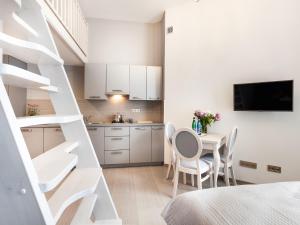 Kuchyňa alebo kuchynka v ubytovaní Apartamenty Bonerowska 5
