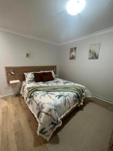 a bedroom with a large bed in a room at Sussex Gem - Cozy apartment in the heart of Sussex in Sussex Inlet