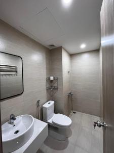 a bathroom with a white toilet and a sink at An homestay, apartment Nera Huế in Thôn Văn Dương