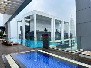 uma piscina no telhado de um edifício em Luxe Suites at Platinum KLCC em Kuala Lumpur