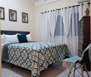 um quarto com uma cama, uma cómoda e uma janela em Sidona Suite: Hillview city vibes. Airport 15 mins. Attractions nearby em Montego Bay