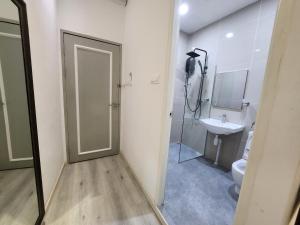 un bagno con un water bianco e un lavandino di One Point Hotel a Kuching
